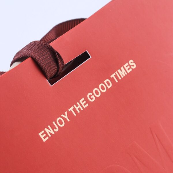 主图3 Red triangular wedding candy gift box with wooden handle