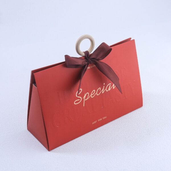 主图5 Red triangular wedding candy gift box with wooden handle